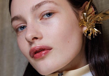 Sombras doradas, la tendencia favorita de las famosas para favorecer el maquillaje de verano